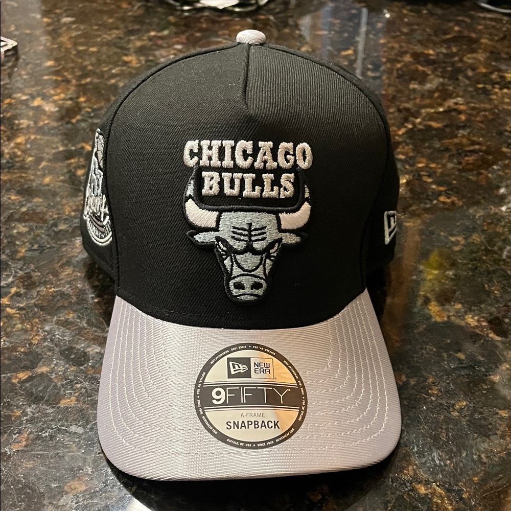 NWT New Era Chicago Bulls Black and Silver Cap